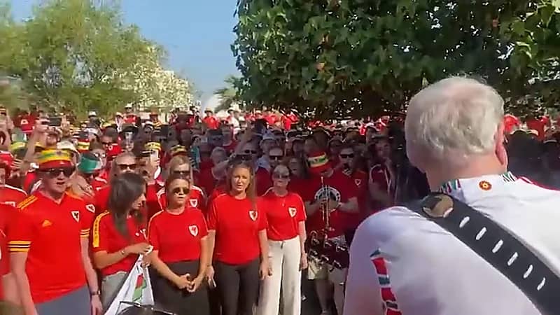 بالفيديو.. جماهير ويلز تتغنى قبل التوجه إلى ستاد أحمد بن علي