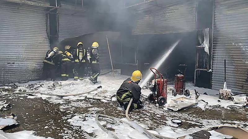 مدني ينبع يخمد حريقًا اندلع في أحد المحلات التجارية