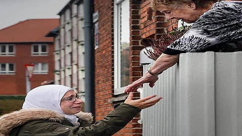 صورة امرأة سورية تودع جارتها تثير تعاطف رواد مواقع التواصل