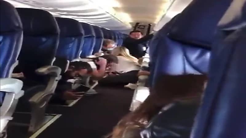 شاهد.. لحظات من الرعب يعيشها ركاب طائرة بعد استهدافها من عصابة نجل إل تشابو