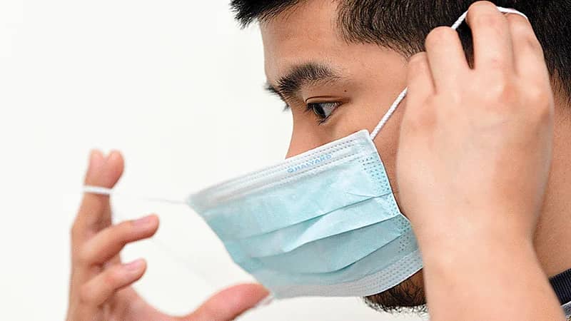 بالفيديو.. الطريقة الصحيحة لتعقيم اليدين وارتداء الكمامة وخلعها