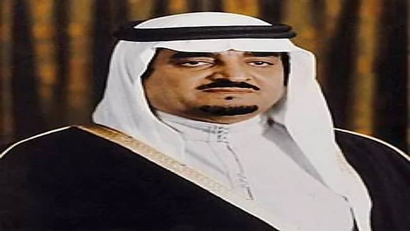 شاهد.. صورة عفوية نادرة للملك فهد أثناء الكتابة