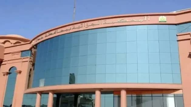 السجن لمواطنة صوّرت زوج وزوجته داخل مطعم دون علمهما في جدة