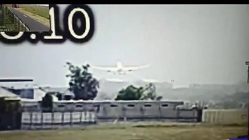 لحظة تحطم الطائرة الهندية المنكوبة.. فيديو