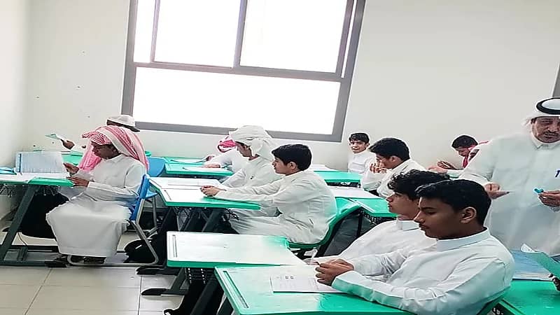 طلاب مدرسة واثلة بن الخطاب المتوسطة يؤدون اختبارات نافس.. صور