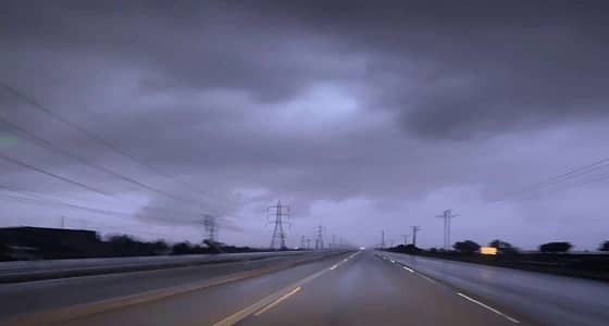 بالفيديو.. الشوارع تتزين بأمطار الرياض