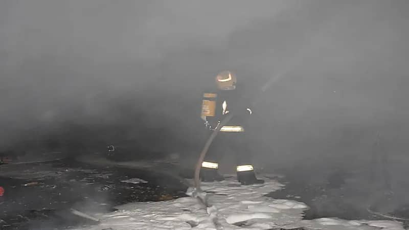 بالصور.. اندلاع حريق في ورشة بالرياض