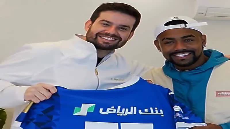مالكوم يهدي زميله قميص الهلال بتوقيعه الشخصي