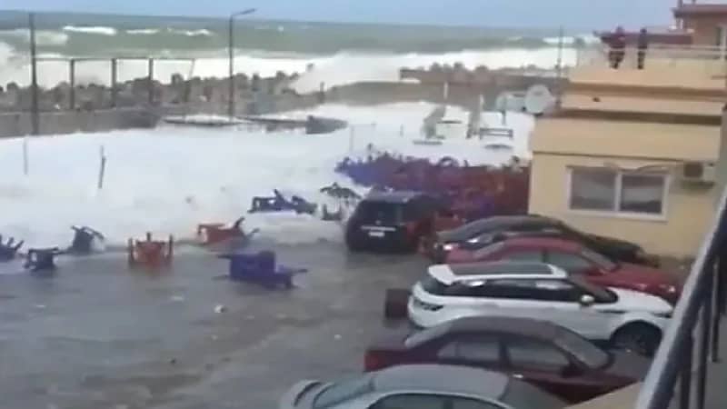 شاهد.. أمواج إسكندرية تطيح بالسيارات وتثير الفزع