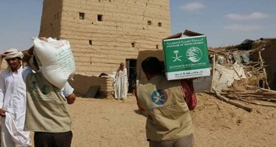 المملكة توزّع 2000 سلة غذائية على النازحين في مديرية الجوبة في مأرب