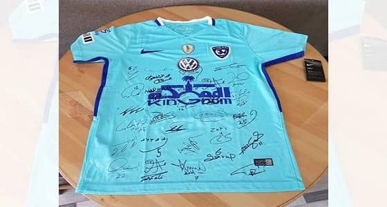 توزيع قمصان موقعة من نجوم الهلال على الجماهير