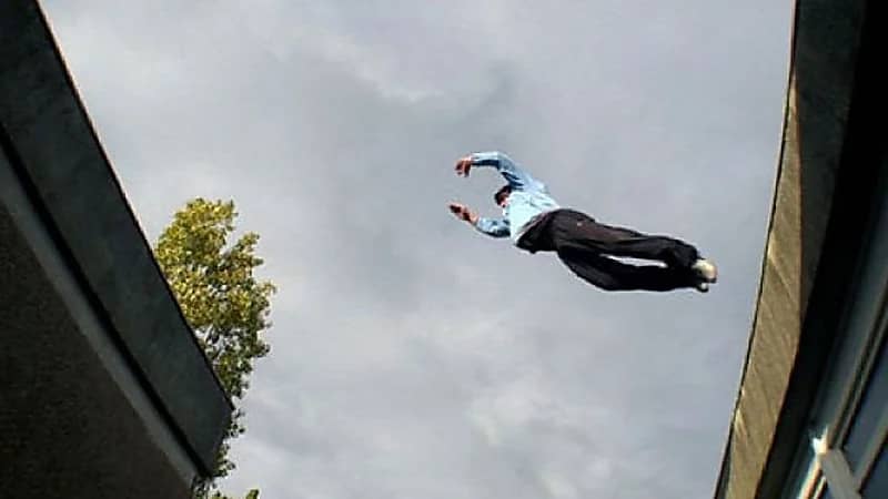 علاقة غير شرعية وإجبار على الزواج .. جلسة عتاب تنتهي بانتحار حلاق