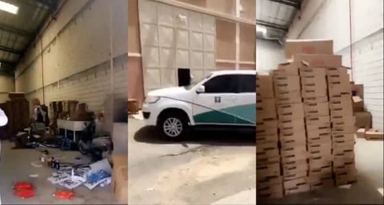 بالفيديو.. " التجارة " تداهم مستودع للغش التجاري بالرياض