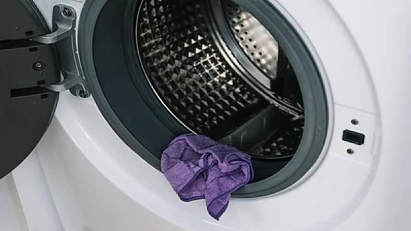 وفاة طفلة عثر عليها داخل غسالة ملابس