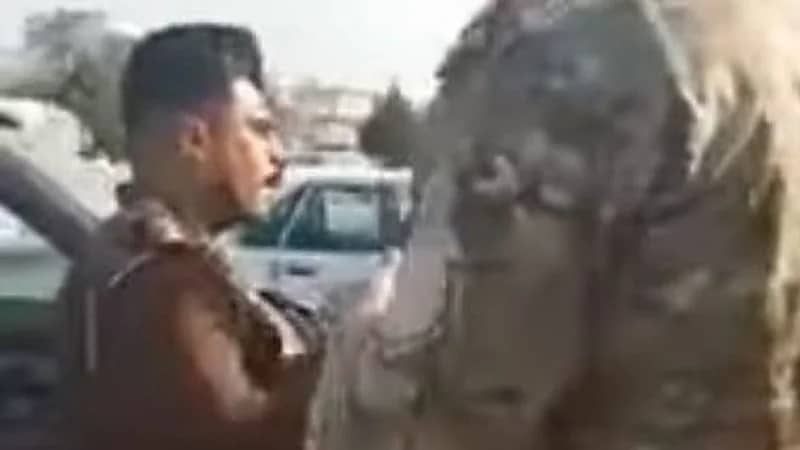 بالفيديو.. ضابط عراقي يعتدي على مواطن بسلاحه