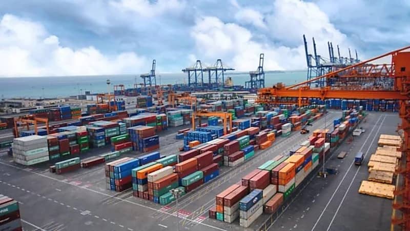 جمرك مطار الملك عبدالعزيز يشهد مزادًا علنيًا لبيع بضائع منوعة