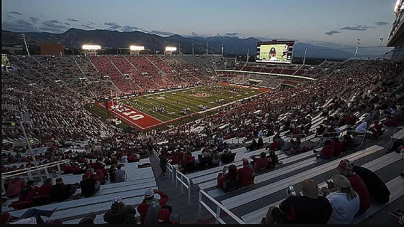 مشجعة تهدد بتفجير مفاعل نووي حال خسر فريقها!