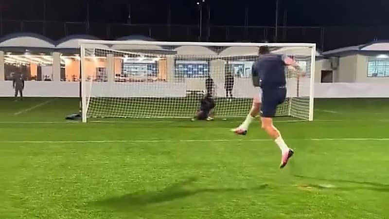 تسديدة قوية من ميتروفيتش تصطدم بوجه البليهي .. فيديو