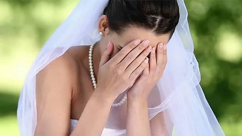 عريس يترك حفل زفافه ويطلق العروس 