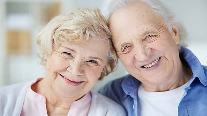 سبب طول عمر النساء أكثر من الرجال