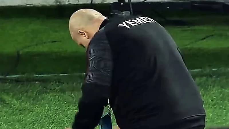 لحظة سقوط مدرب اليمن متألمًا بعدما ضربت الكرة رأسه .. فيديو