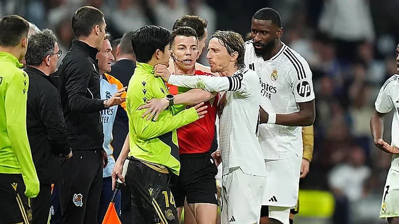 مودريتش يشتبك مع نجم ريال سوسيداد .. فيديو