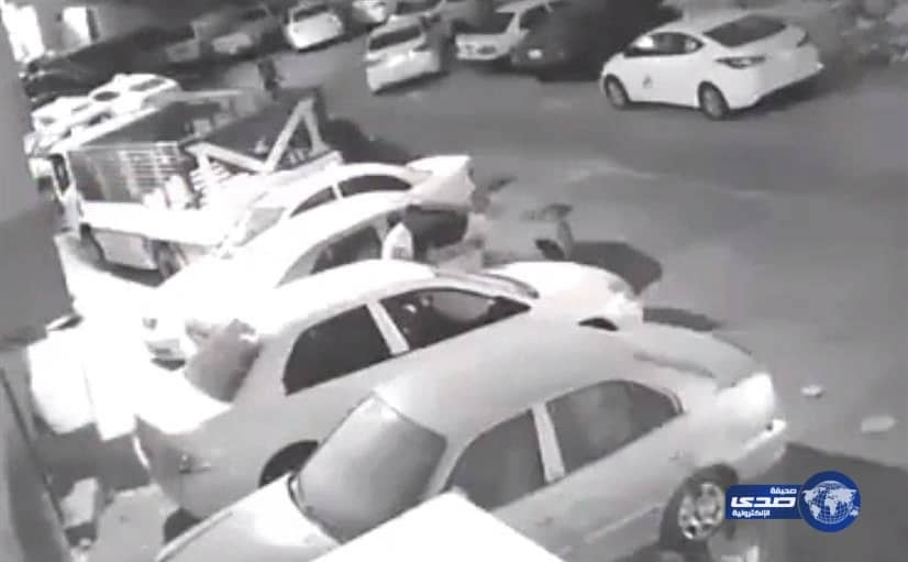 بالفيديو.. شابان يعتديان على وافد ويسلبانه في شارع بأحد الأحياء القديمة بجدة