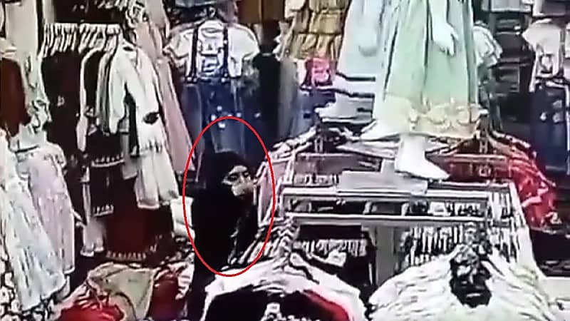 لحظة مقتل فتاة يمنية على يد شاب في مول بـ عدن..فيديو