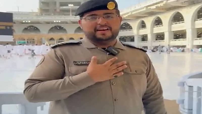 شاهد.. مراقب الأمن بالحرم المكي يتقن لغات مختلفة: حاج تركي تفاجأ من تحدثي بلغته