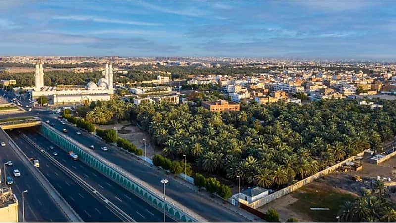 انقلاب شاحنة على طريق الملك عبدالعزيز بالمدينة