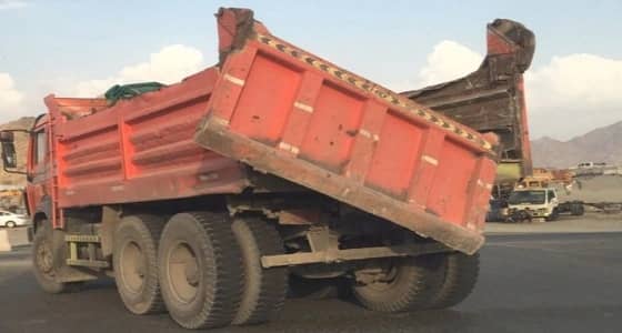 سائق " قلاب " بمكة يضرب بشروط السلامة المرورية عرض الحائط