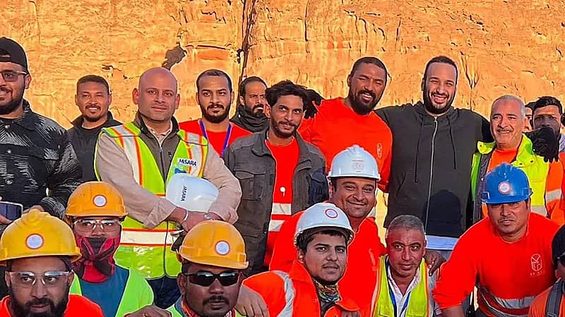 ولي العهد يزور مشروع منتجع شرعان في العلا ويلتقي بالعاملين فيه .. فيديو