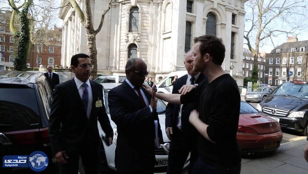 بالفيديو.. أذناب إيران يقومون بمحاولة اعتداء على اللواء عسيري في لندن