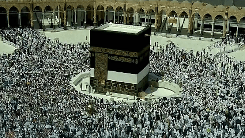 شاهد.. امتلاء صحن المطاف بضيوف الرحمن في أول جمعة من ذي الحجة