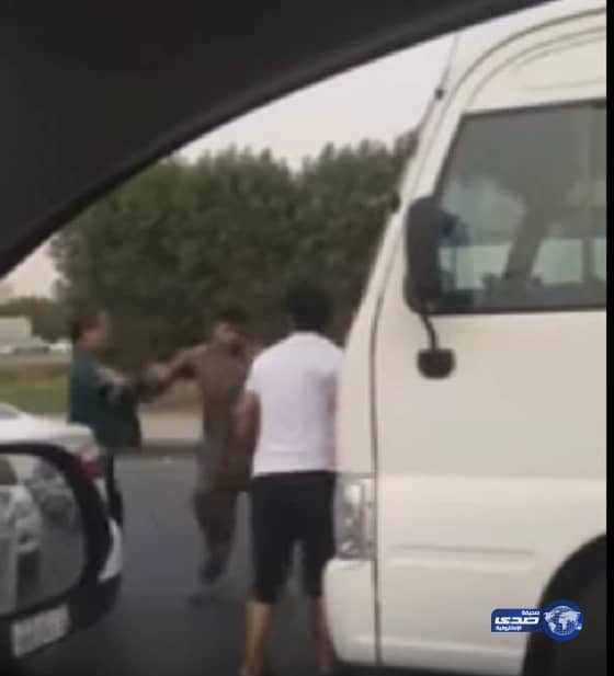 شاهد.. مضاربة بين باكستانيين وفلبينيين في إحدى دول الخليج