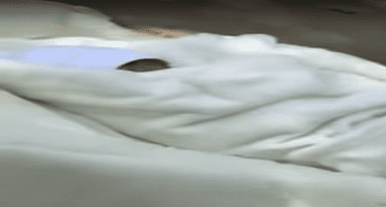 شاهد.. شاب يعثر علي رضيع ملقى بالشارع