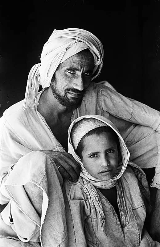 صورة قديمة وجميلة لأب وابنه بعسير