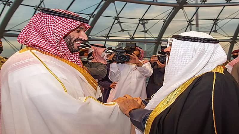 بالصور .. ولي العهد يغادر الكويت