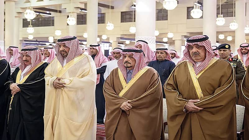 أمير الرياض يؤدي صلاة الميت على الأميرة نجلاء بنت سعد بن محمد بن سعود.. صور