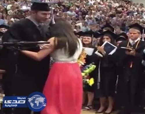 بالفيديو.. فتاة تساعد صديقها للوقوف عن الكرسي المتحرك تشعل مواقع التواصل الاجتماعي