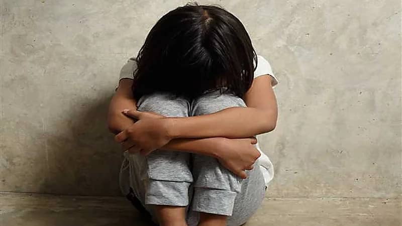 امرأة تجبر "طفلة" على تدخين سيجارة الحشيش بمقطع فيديو