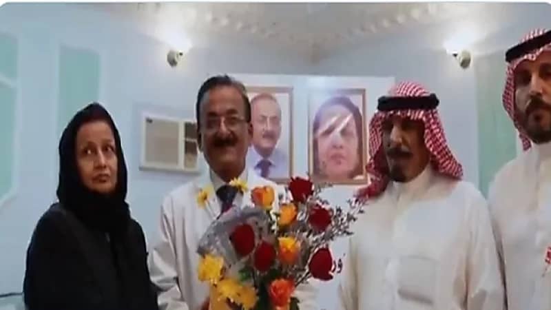 شاهد.. أهالي الجوف يكرمون طبيبًا هنديًا وزجته بعد انتهاء عملهما بالمركز الصحي