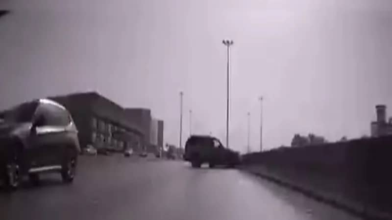 شاهد.. مركبة مسرعة تتسبب في حادث سير مروع على طريق خريص 