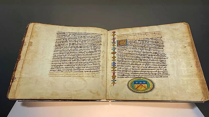 عرض كتاب الطب البيطري وعمره 500 عام بمعرض الكتاب الدولي بالرياض