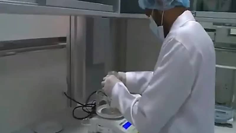 شاهد.. كيف يعمل مختبر سلامة الأغذية التابع لأمانة عسير ؟