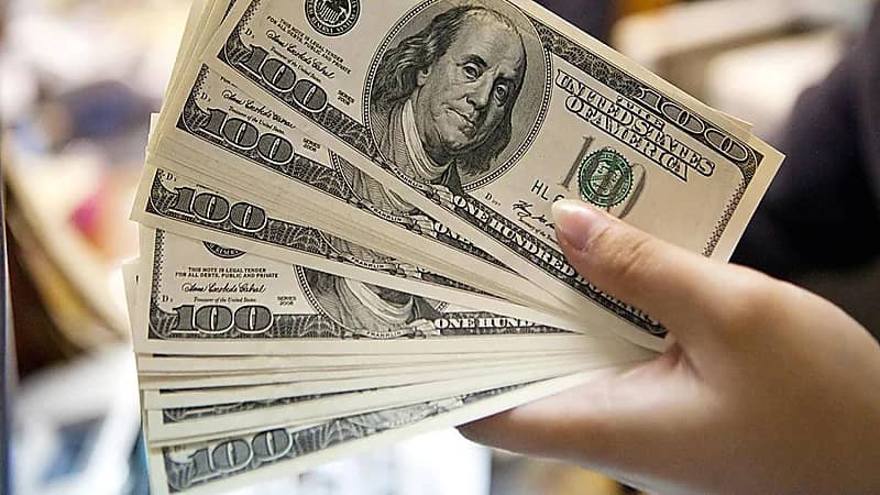 الدولار الأمريكي يسجل تراجعًا بالسوق الأمريكية اليوم