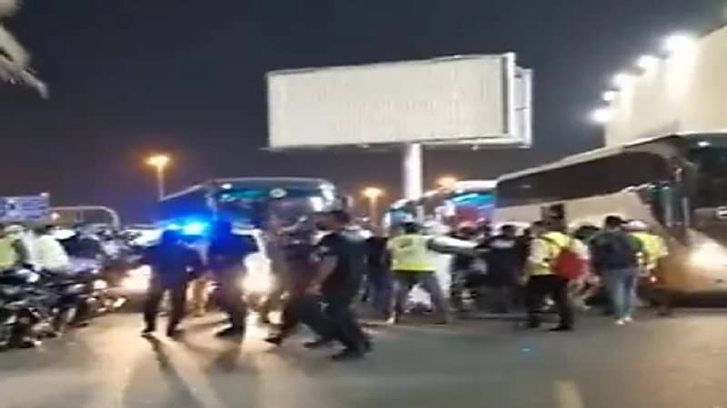 شاهد.. اشتباكات بين الجمهور ولاعبي المنتخب العراقي