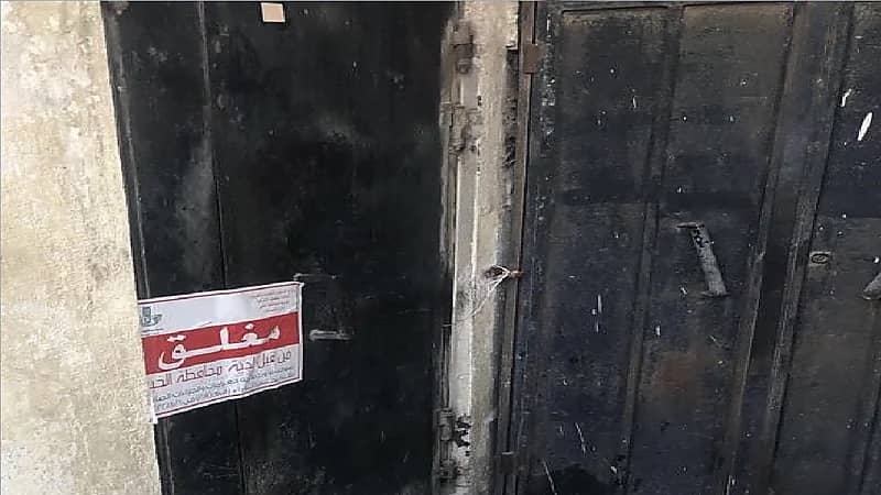 بالصور .. إغلاق مستودع مخالف في الخبر