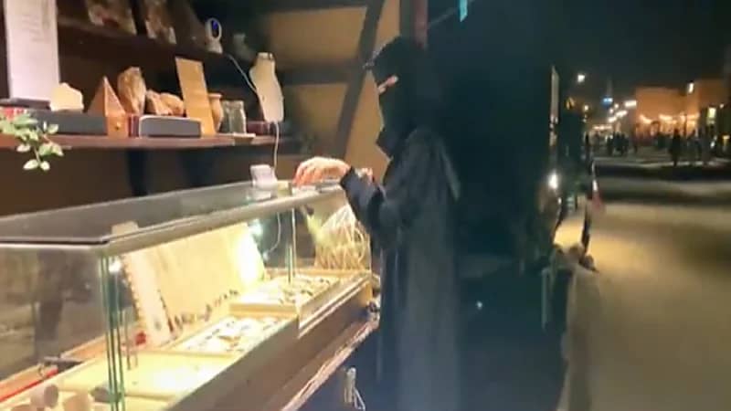 بالفيديو.. فتاة تحول الأحجار الكريمة لأشكال تعكس معالم العلا