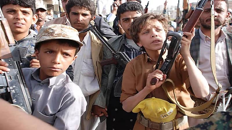 ميليشيا الحوثي توزع الأسلحة على مدارس صنعاء